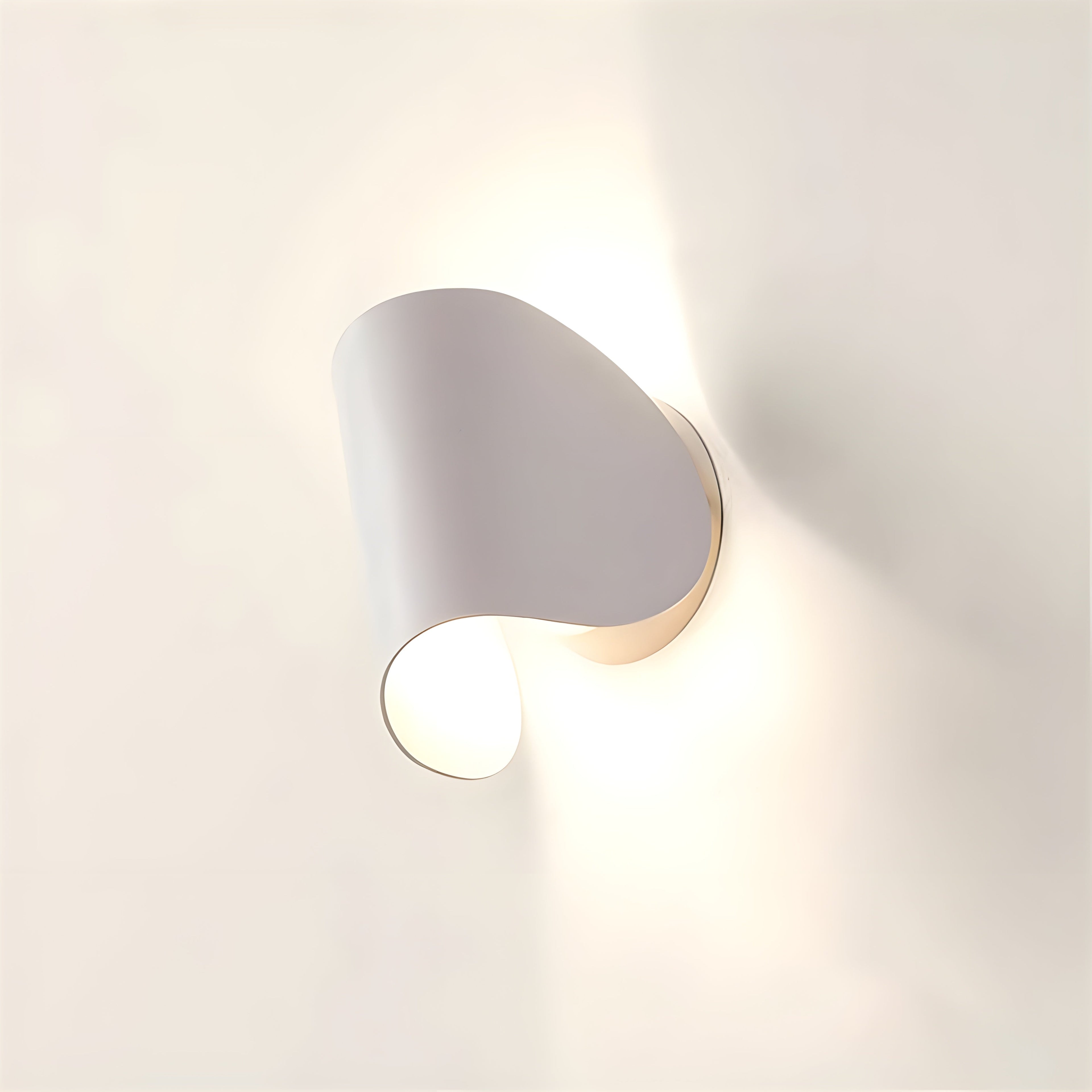 Arcella | Dimbar LED-vägglampa i kurvig design för varmt ambientljus