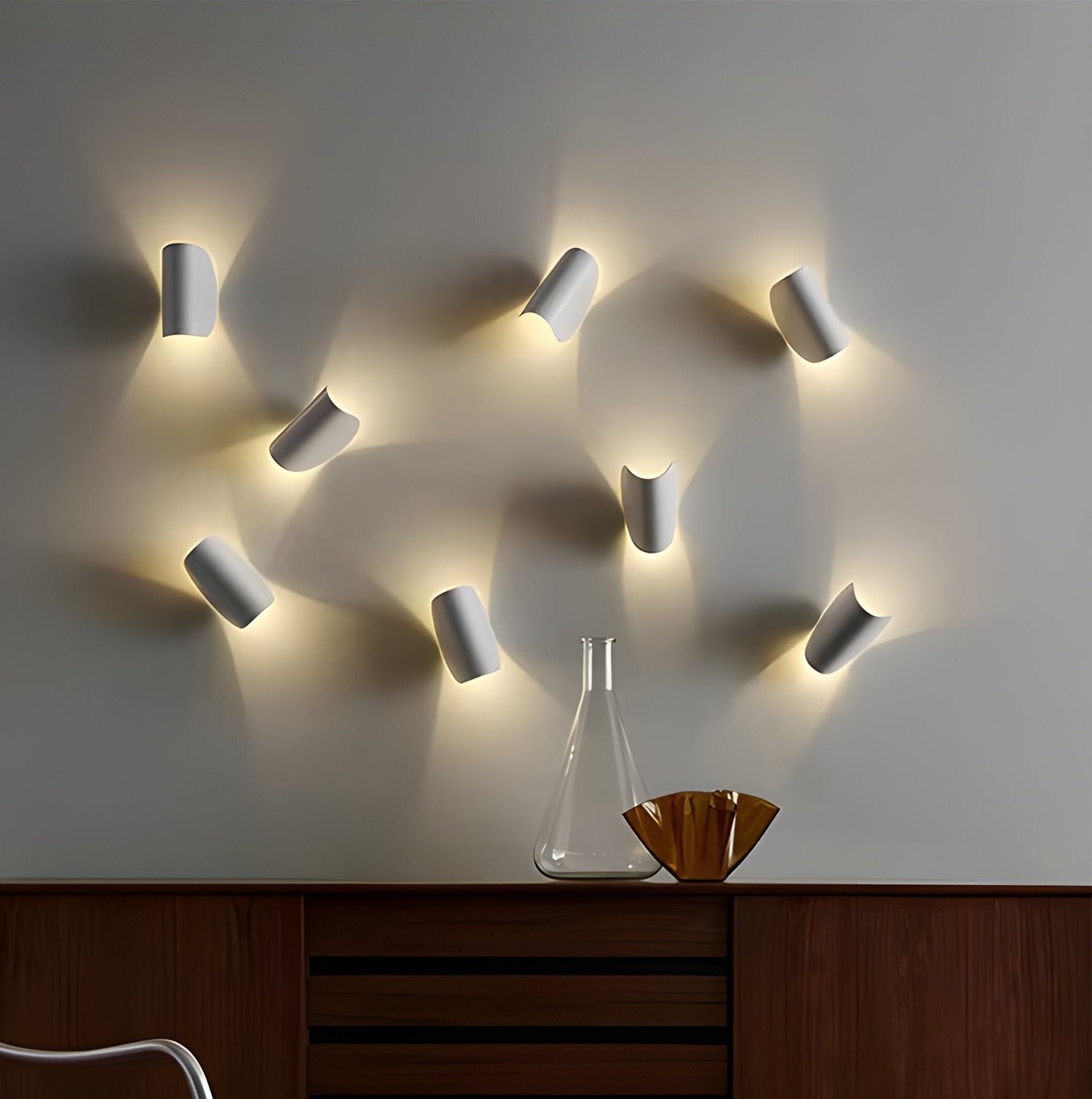 Arcella | Dimbar LED-vägglampa i kurvig design för varmt ambientljus