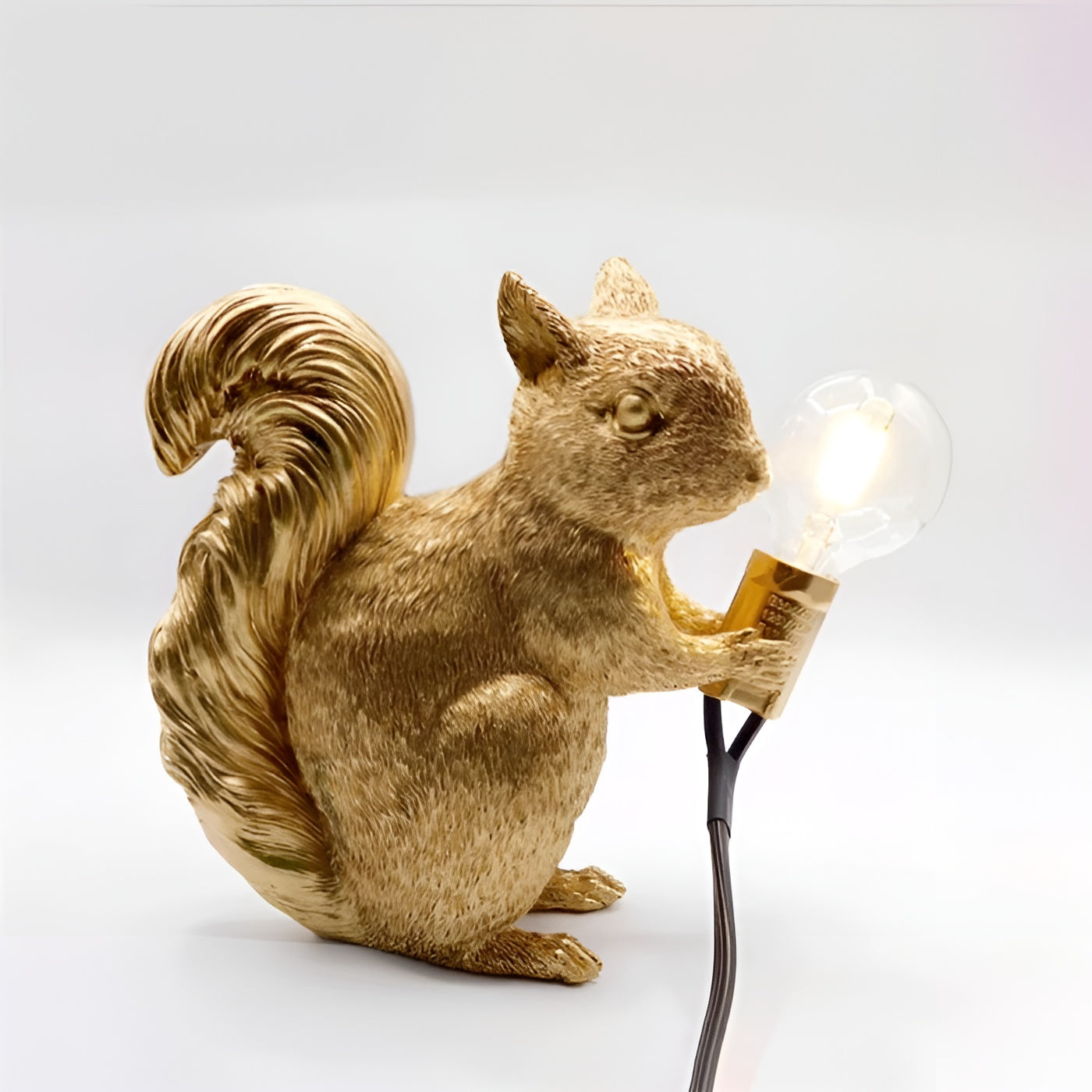 Bordslampa med ekorrfigur – Söt dekordetalj i nordisk design