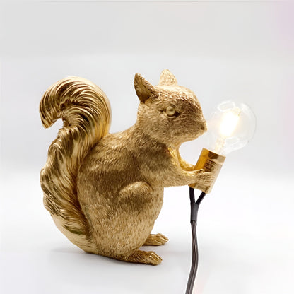 Bordslampa med ekorrfigur – Söt dekordetalj i nordisk design