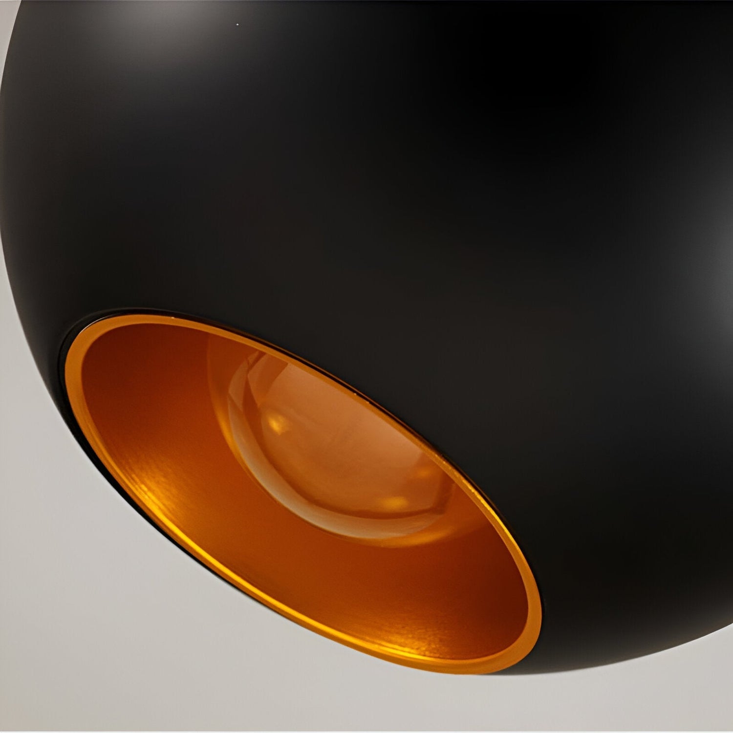 AppleGlow Taklampa – Konstnärlig E27 Taklampa i svart-vitt med solsdesign