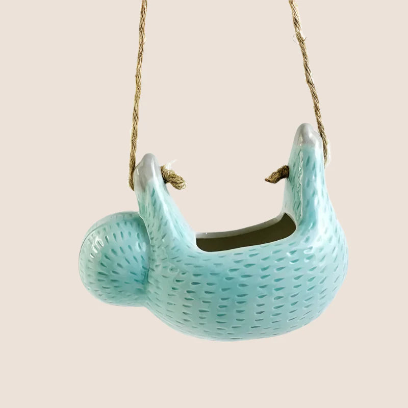 SlothGarden – Hantverksgjord kruka med senglema temat och upphängningssnöre för unik inredning