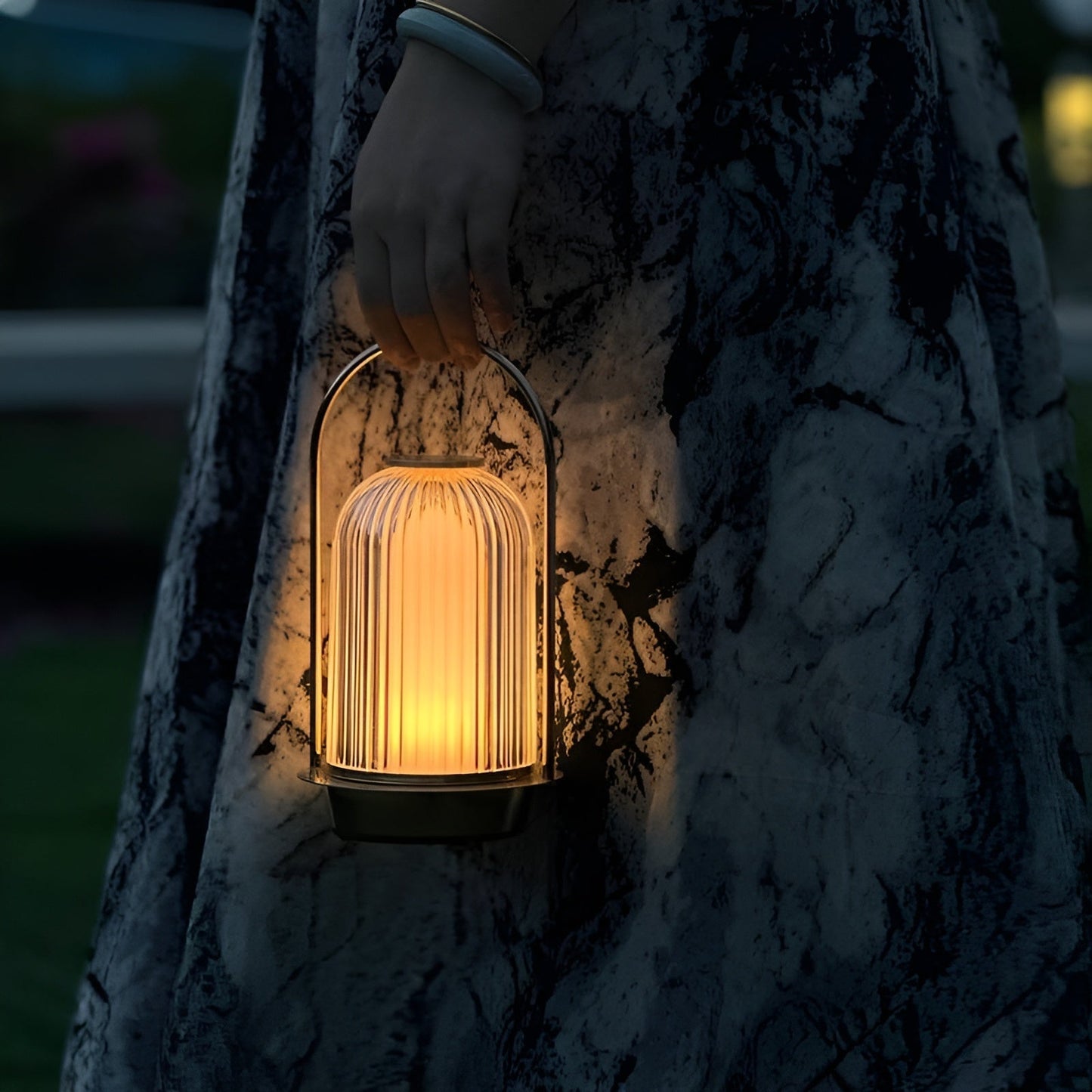 LumaLite Bärbar Akryl Bordslampa - Idealisk lampa för camping och hemmabruk med touchkontroll