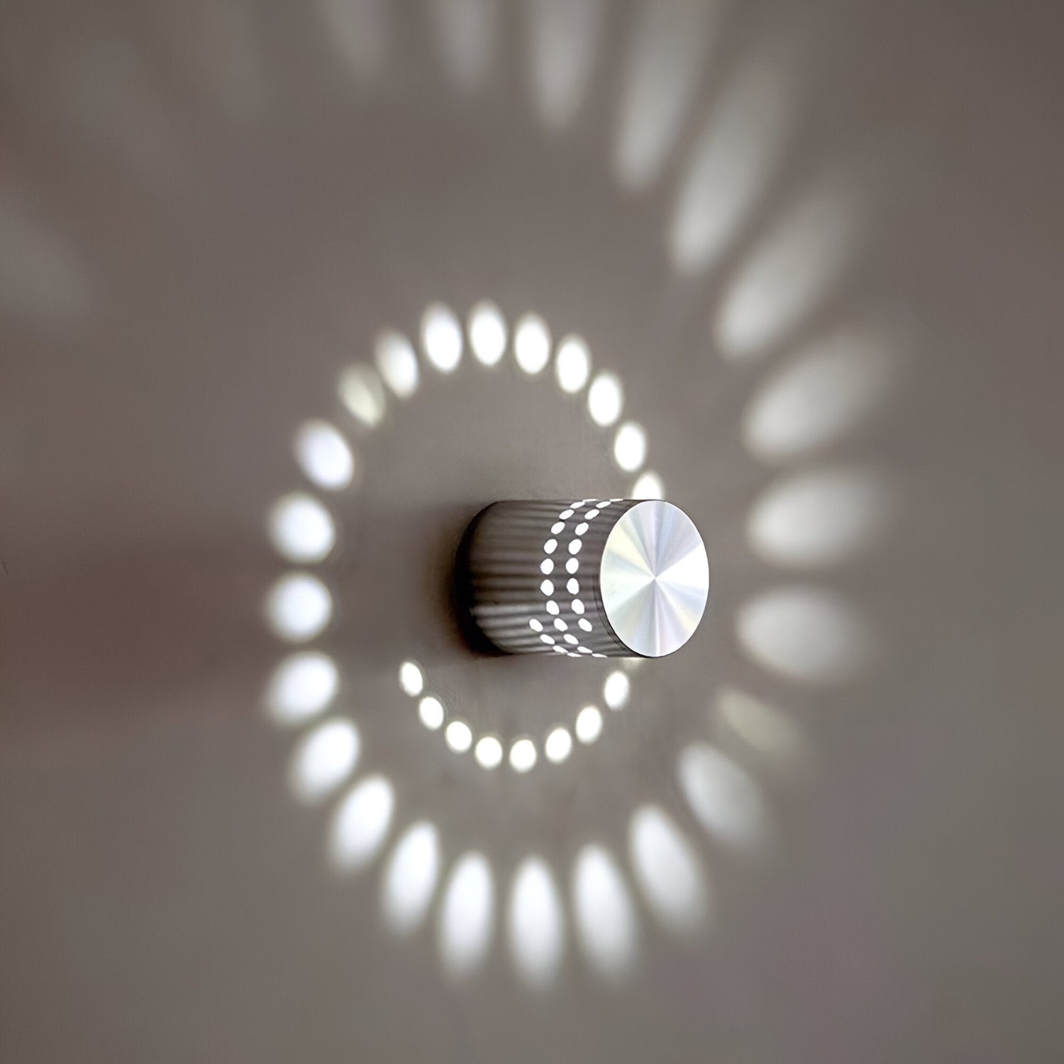Lythera | Cylindrisk LED Vägglampa med färgad spiralbelysning
