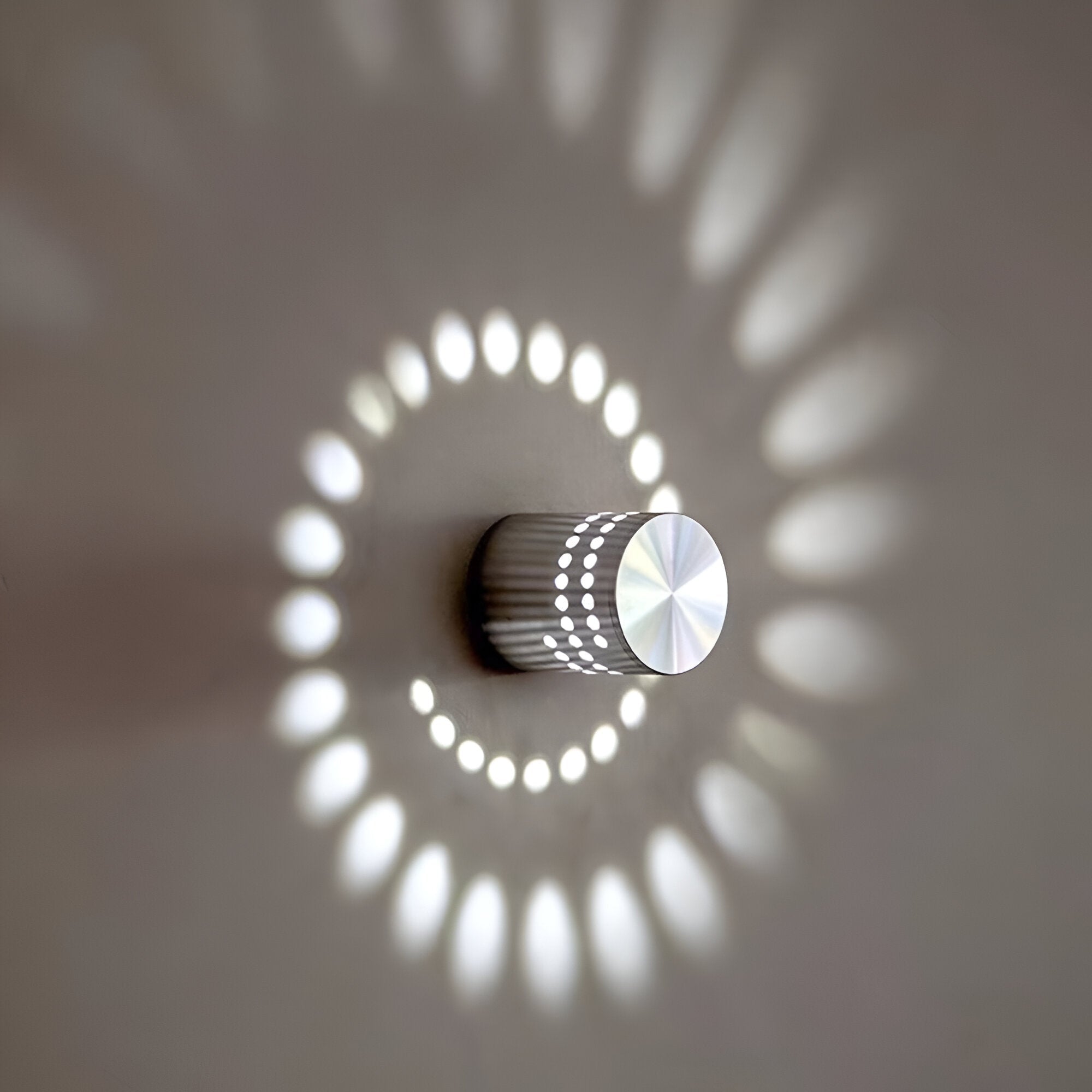 Lythera | Cylindrisk LED Vägglampa med färgad spiralbelysning