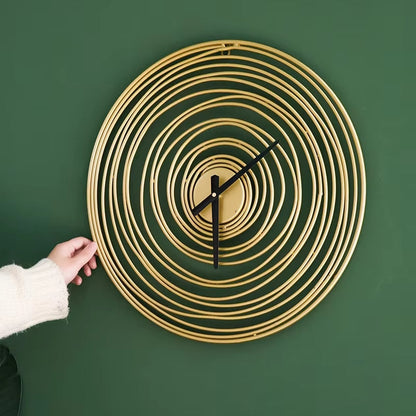 Carvallo - Klassisk gyllene väggur för elegant heminredning