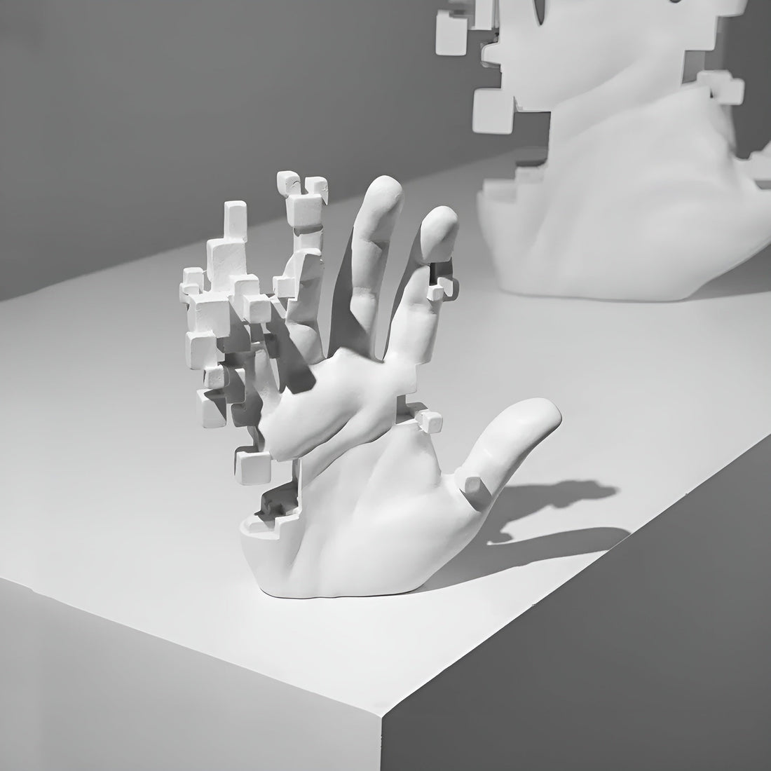 MosaicTouch - Abstrakt handstaty för modern inredning