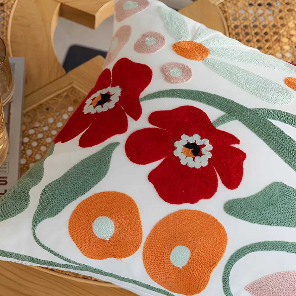 SleepBloom – Blomsterbroderad kuddfodral för elegant komfort och avkoppling