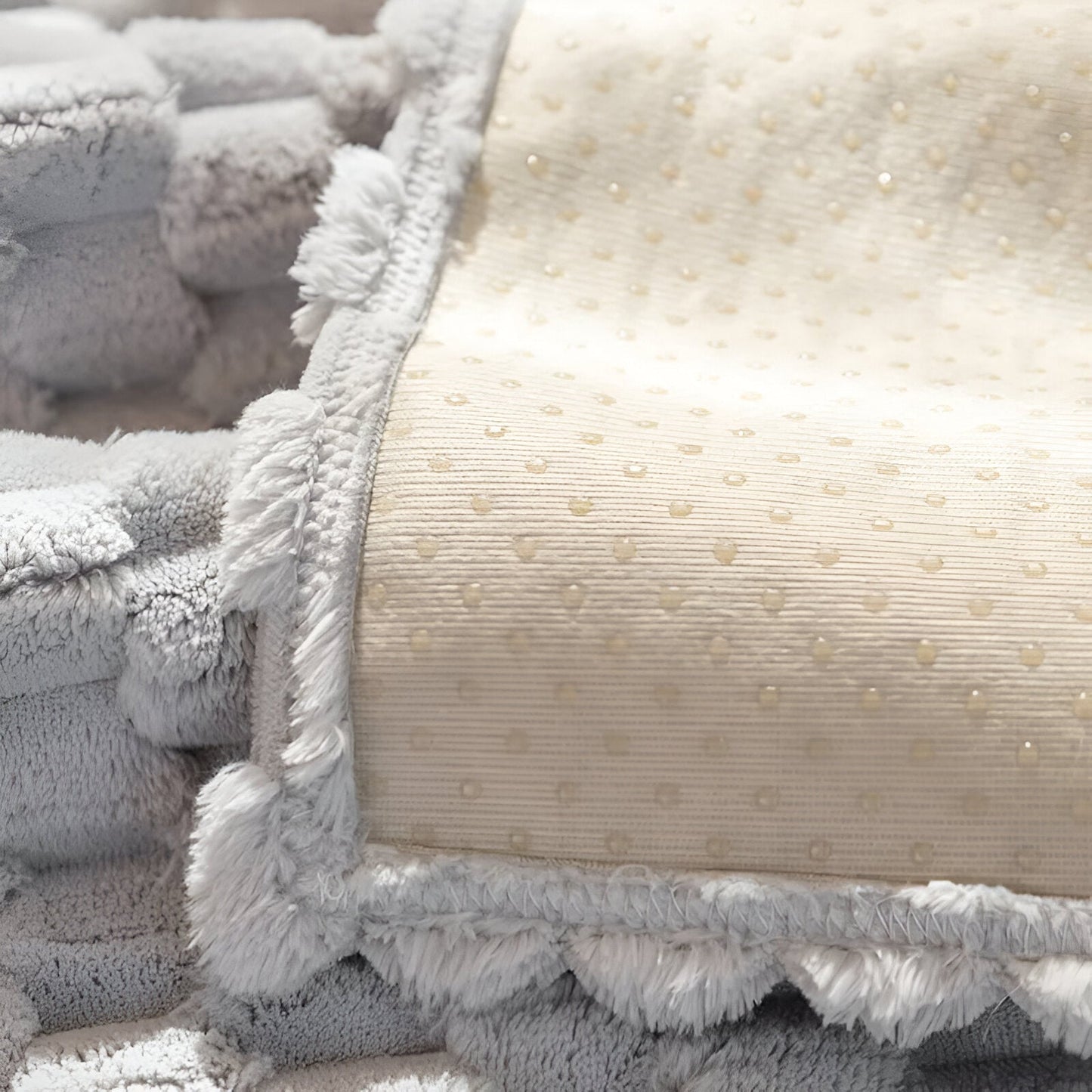 Carvallo – Elegant Non-Slip Cover with Luxury Honeycomb Design