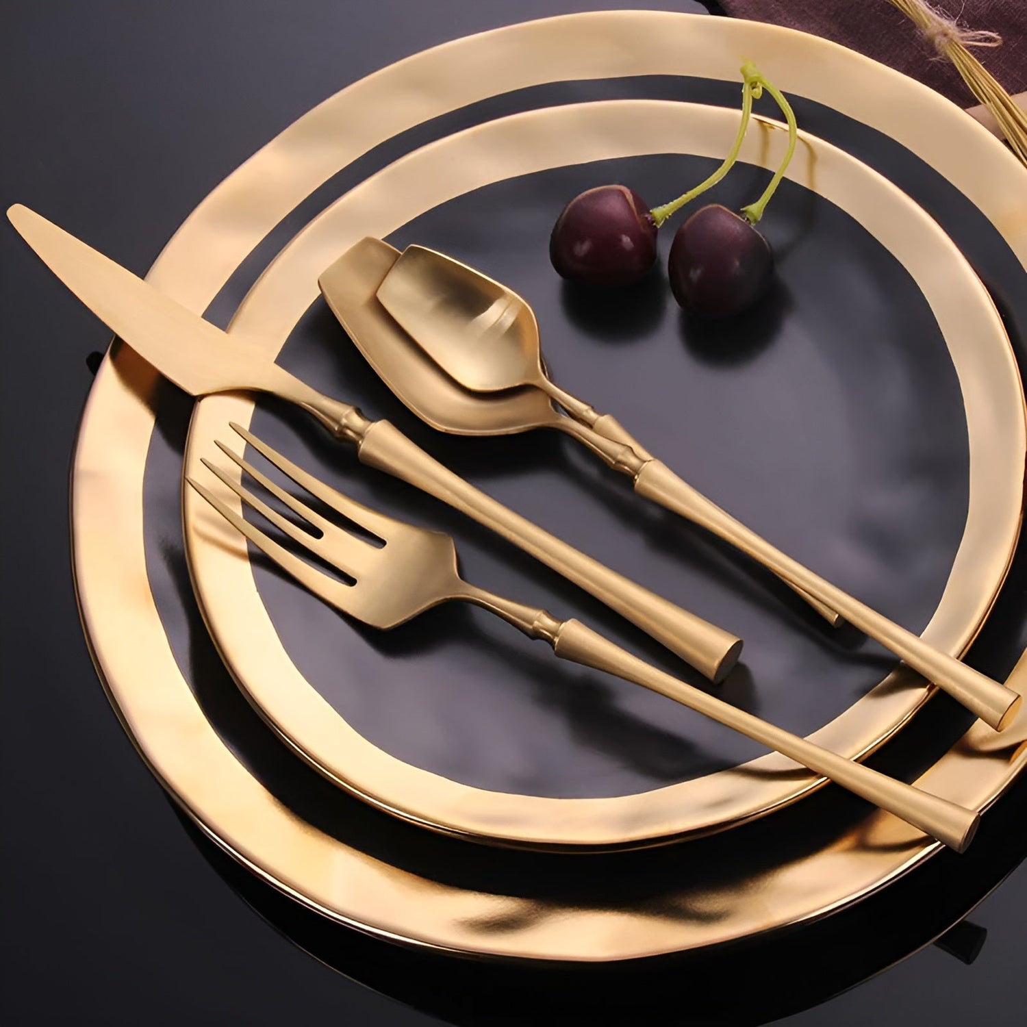 LuxeFeast Noir | 16-delat svart besticksset med guldiga detaljer