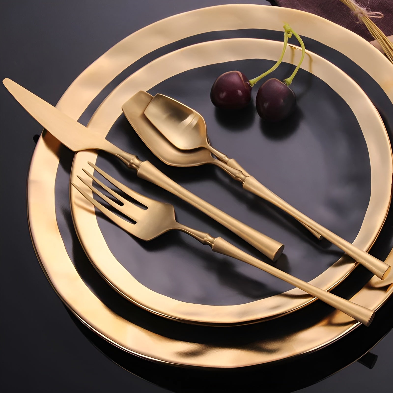 LuxeFeast Noir | 16-delat svart besticksset med guldiga detaljer