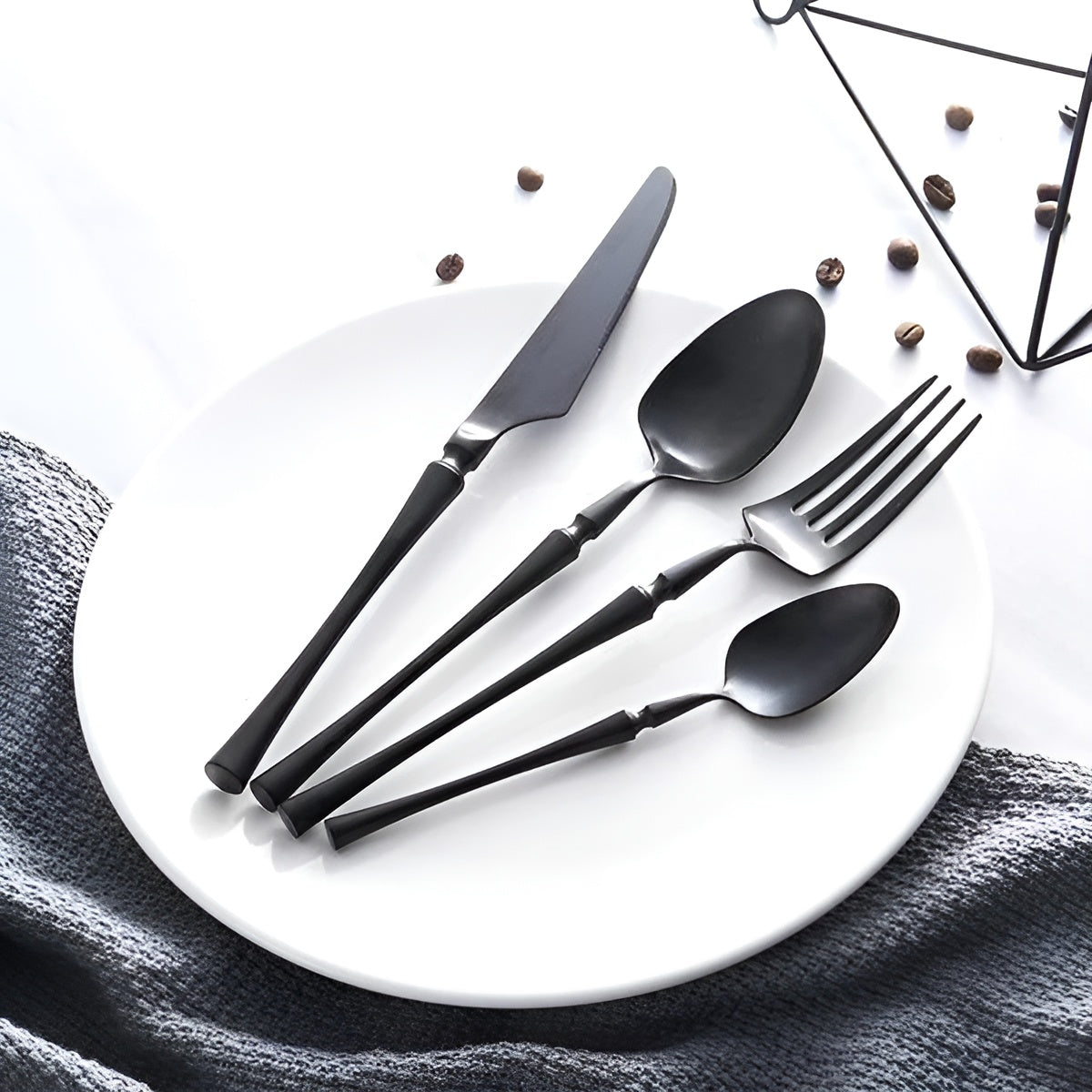 LuxeFeast Noir | 16-delat svart besticksset med guldiga detaljer