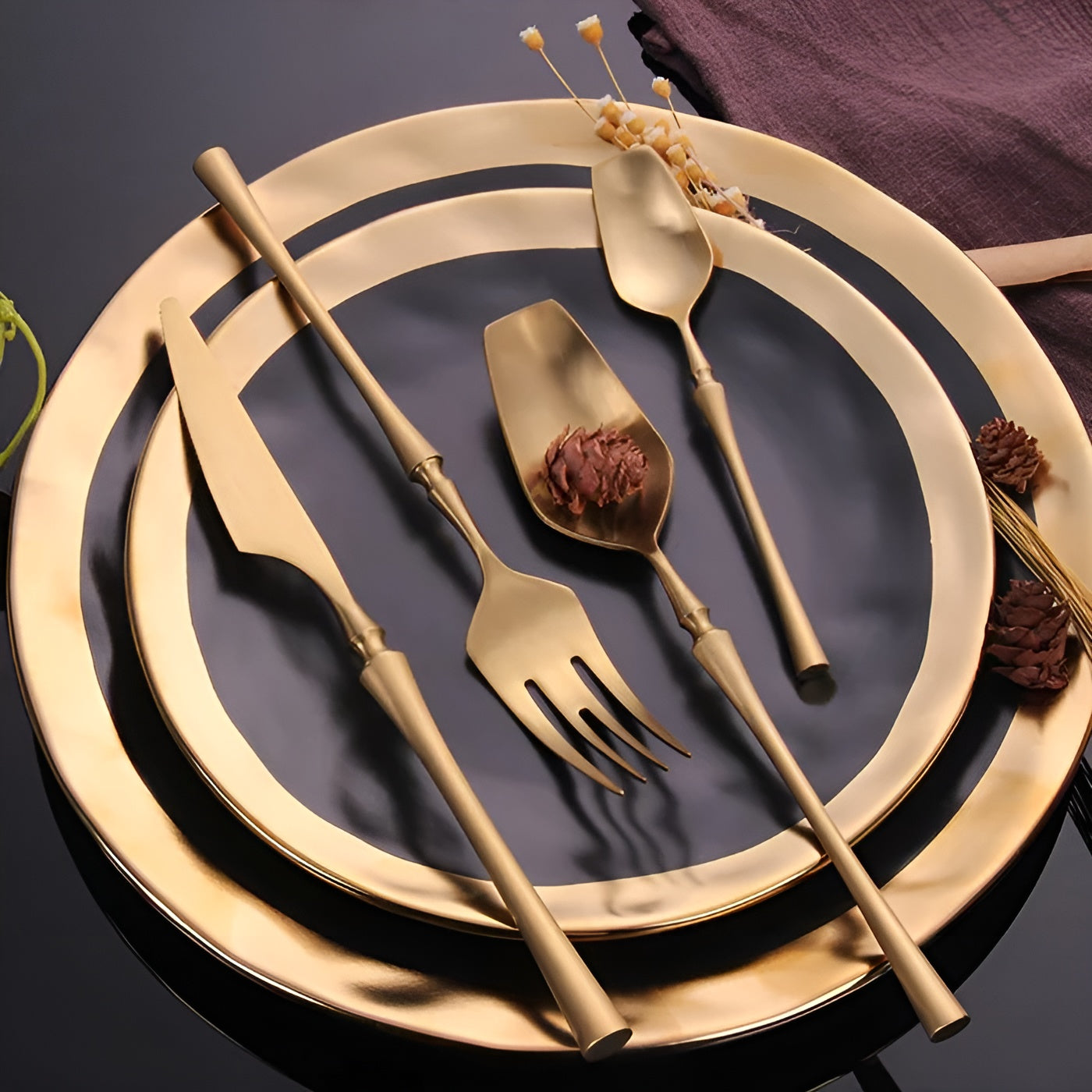 LuxeFeast Noir | 16-delat svart besticksset med guldiga detaljer