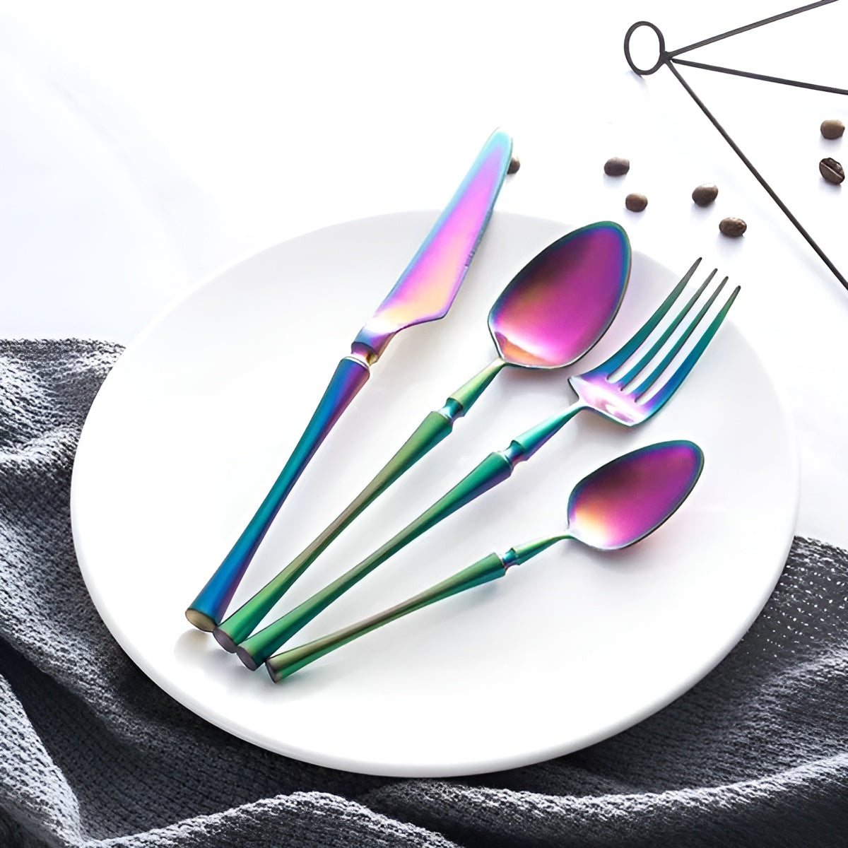 LuxeFeast Noir | 16-delat svart besticksset med guldiga detaljer