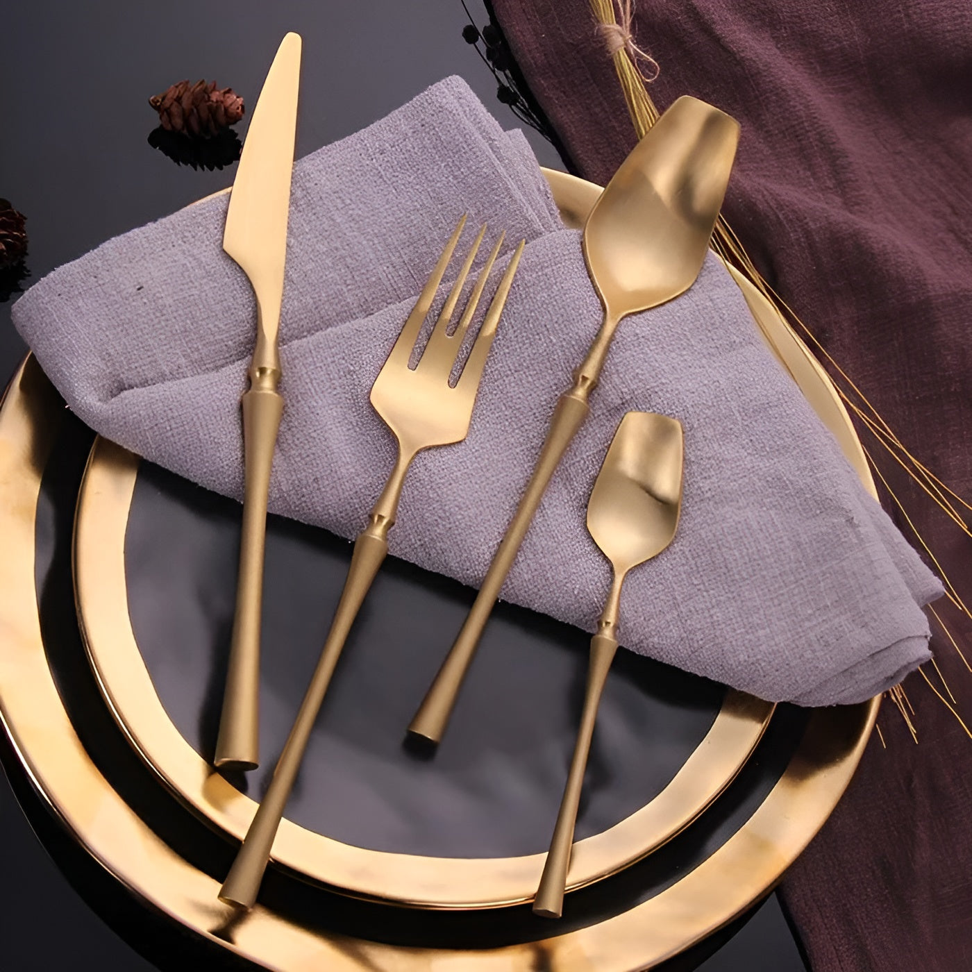 LuxeFeast Noir | 16-delat svart besticksset med guldiga detaljer