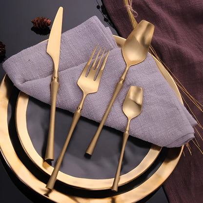 LuxeFeast Noir | 16-delat svart besticksset med guldiga detaljer