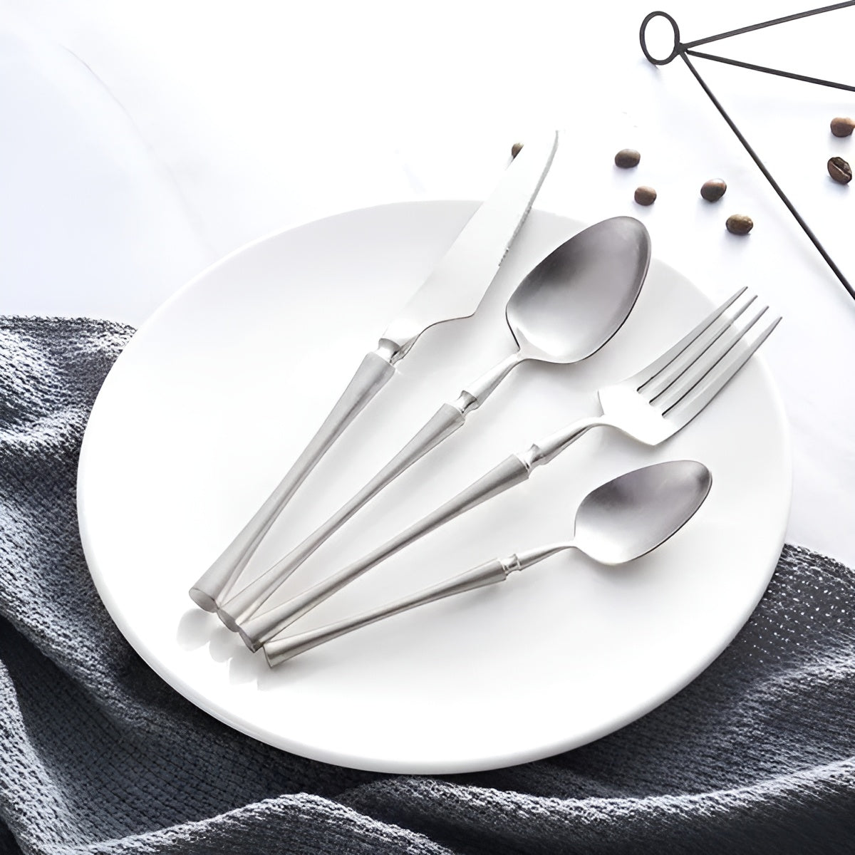 LuxeFeast Noir | 16-delat svart besticksset med guldiga detaljer