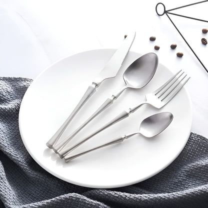 LuxeFeast Noir | 16-delat svart besticksset med guldiga detaljer