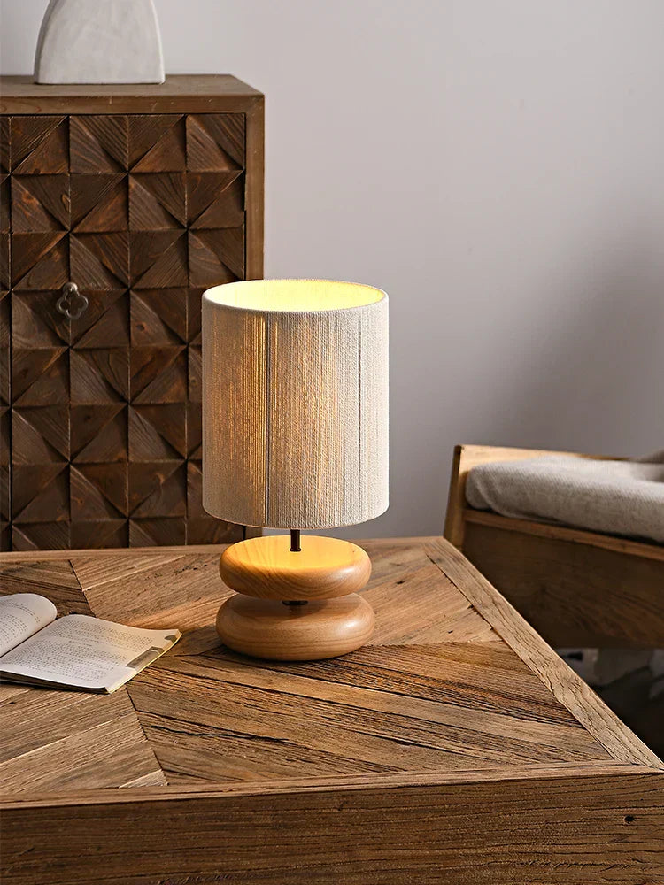 RusticGlow - Valnötsträ Bordslampa med Linnekåpa – Naturlig Belysning för Vardagsrum och Sovrum