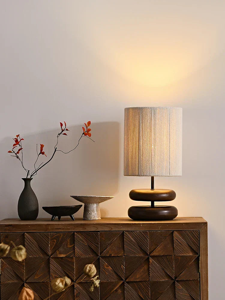 RusticGlow - Valnötsträ Bordslampa med Linnekåpa – Naturlig Belysning för Vardagsrum och Sovrum