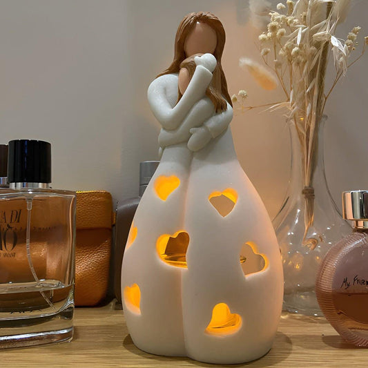 Embrace Glow - Omfamnande Mor Dotter Staty Fladdrande Ljusställ