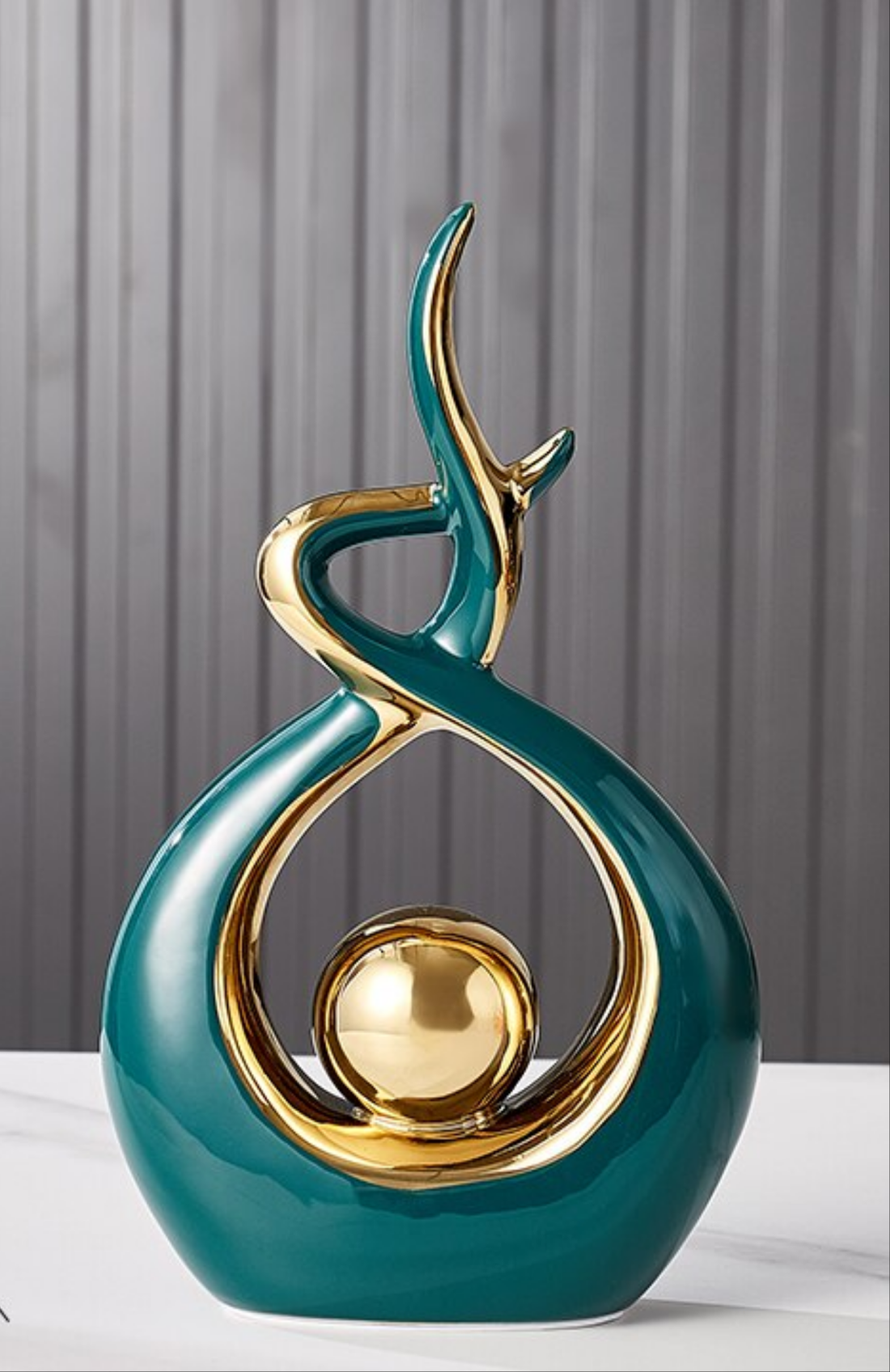 Abstrakt Keramisk Skulptur | Modern Inredning med Guld Accenter | Hylla eller Skrivbordsornament