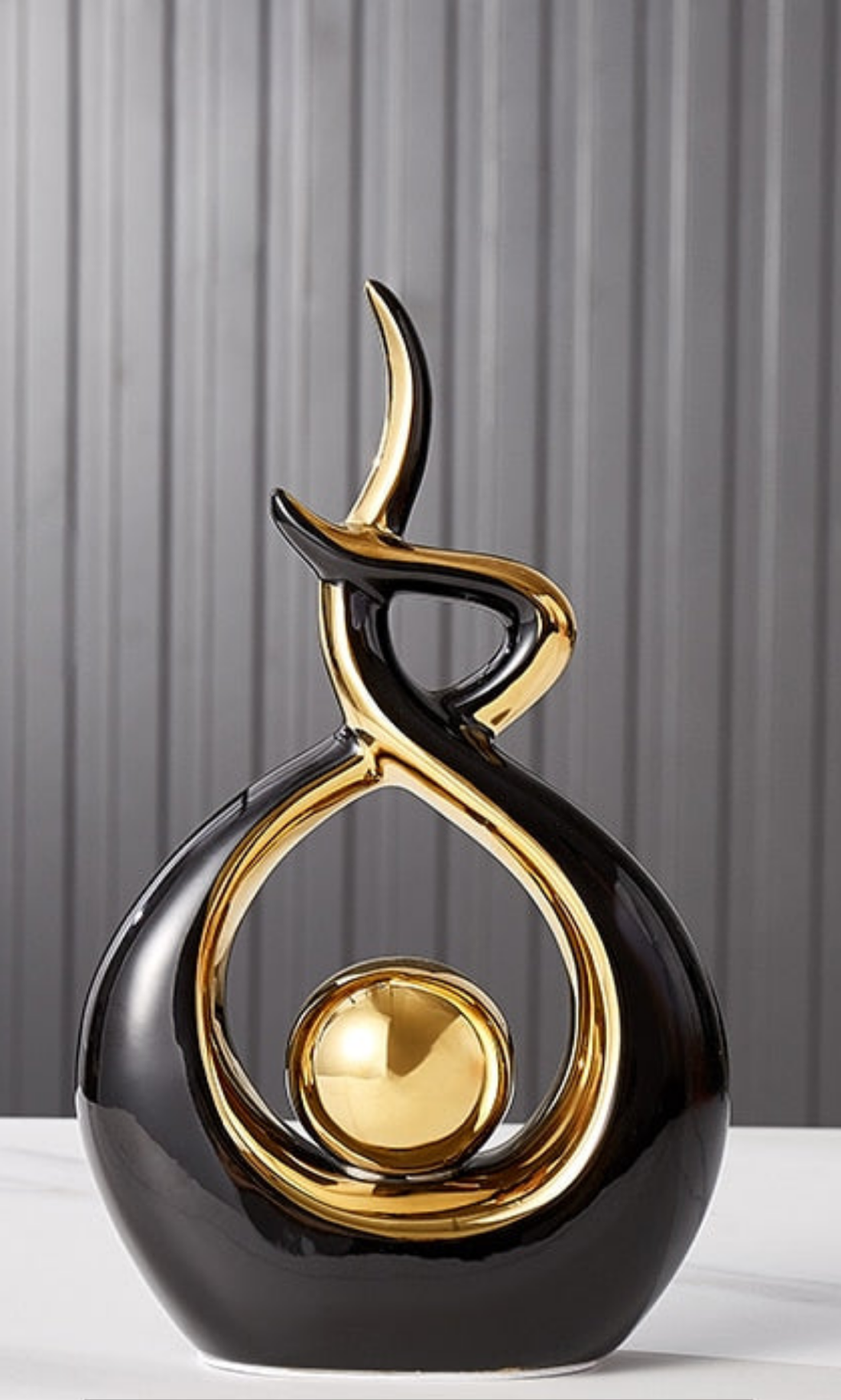 Abstrakt Keramisk Skulptur | Modern Inredning med Guld Accenter | Hylla eller Skrivbordsornament
