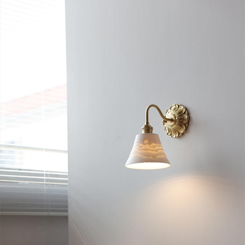 Mässingsvägglampa med keramisk skärm