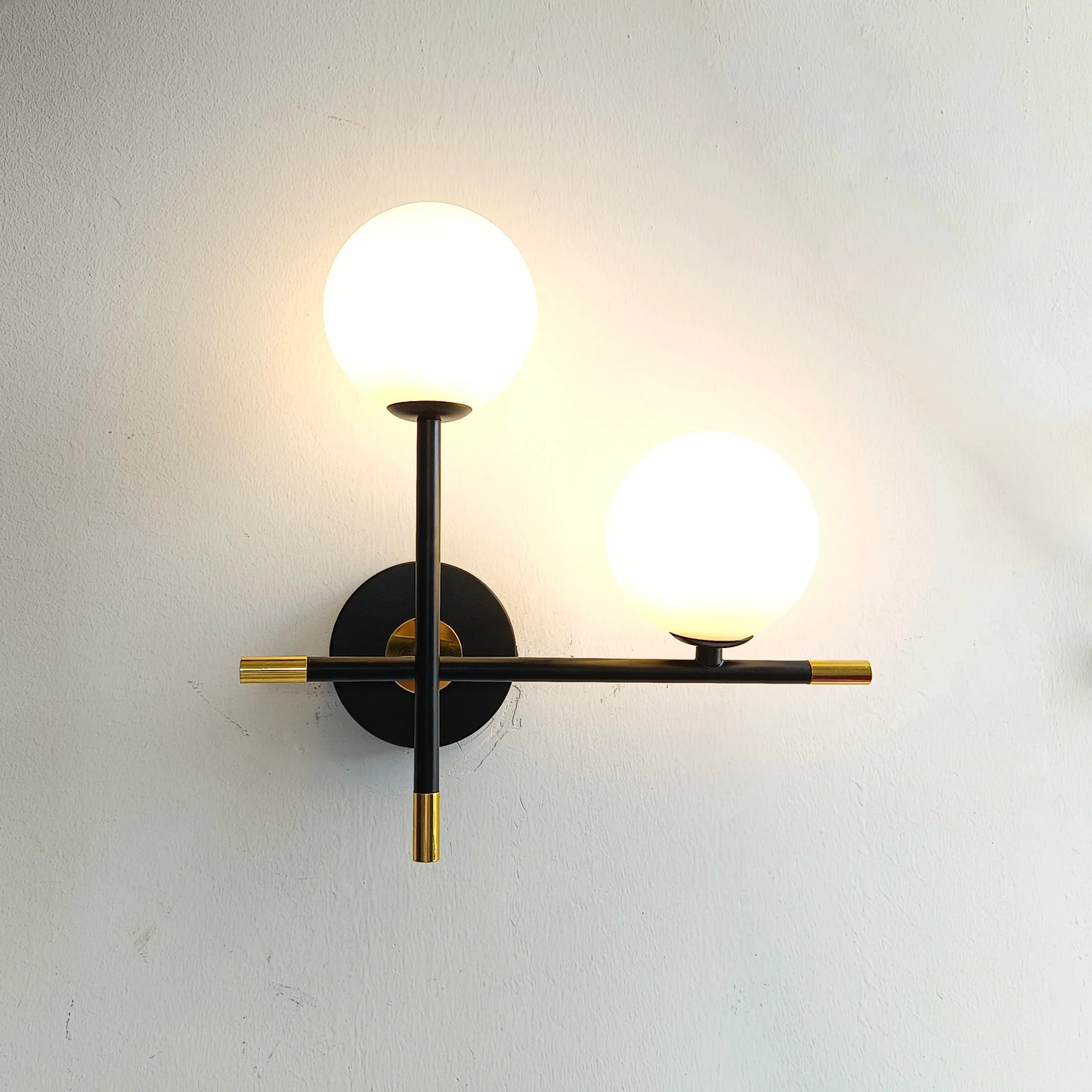 GlowLuxe - Modern LED Vägglampa med Glasskula