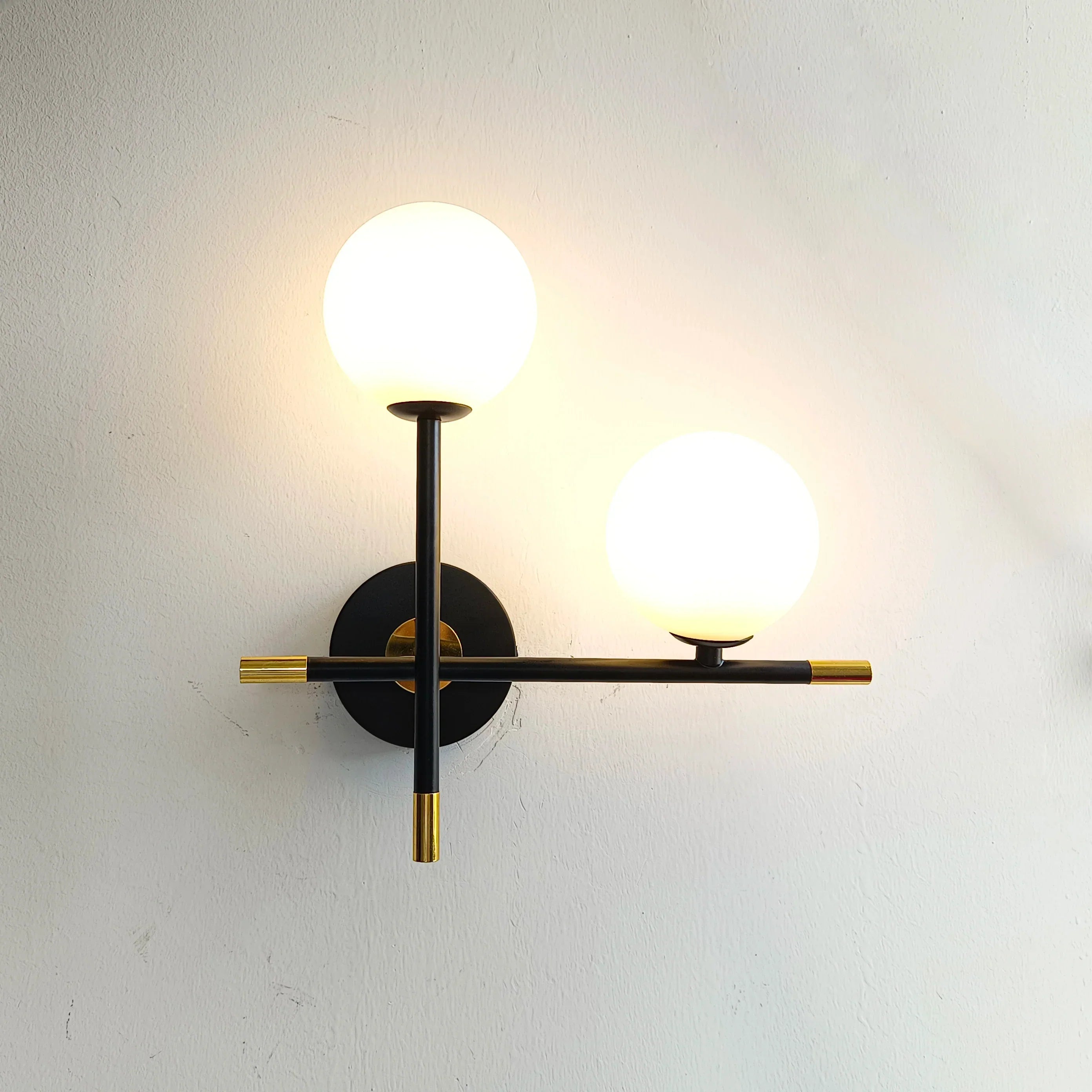GlowLuxe - Modern LED Vägglampa med Glasskula