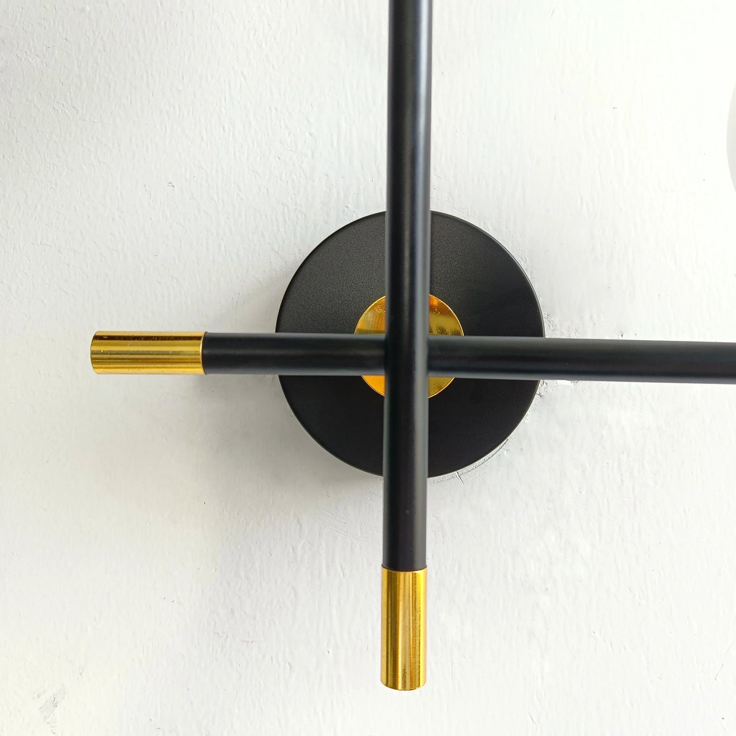 GlowLuxe - Modern LED Vägglampa med Glasskula