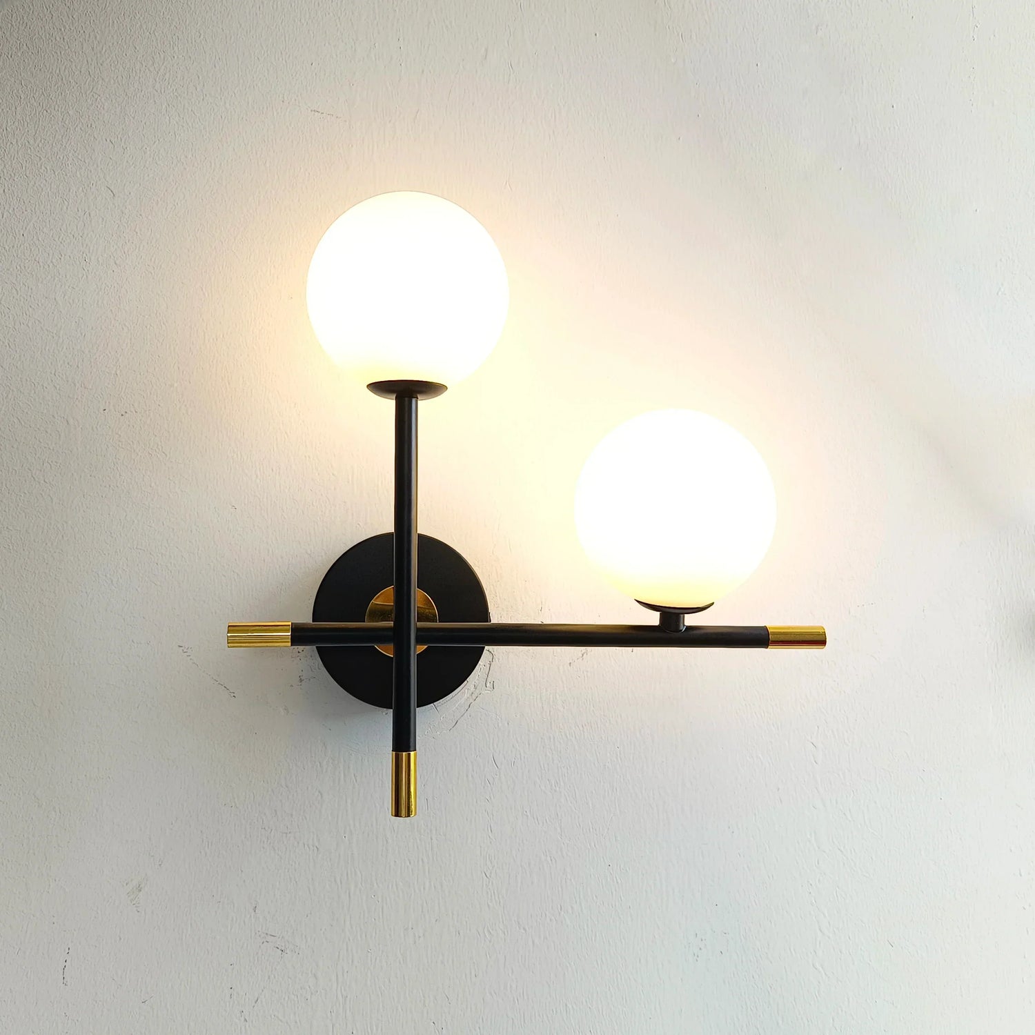 GlobeGlow - Modern LED Vägglampa med Glasbollar Stilren Belysning