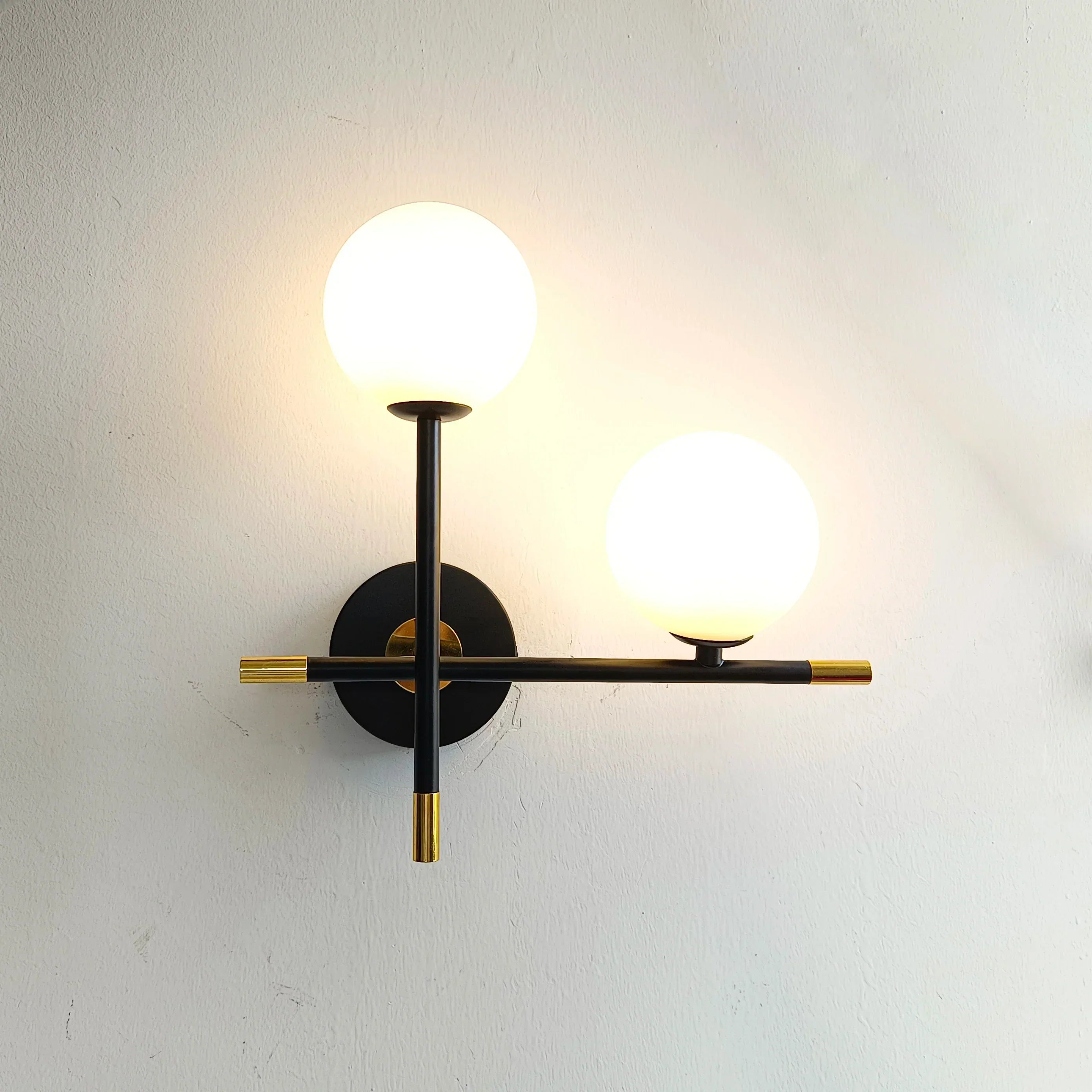 GlobeGlow - Modern LED Vägglampa med Glasbollar Stilren Belysning