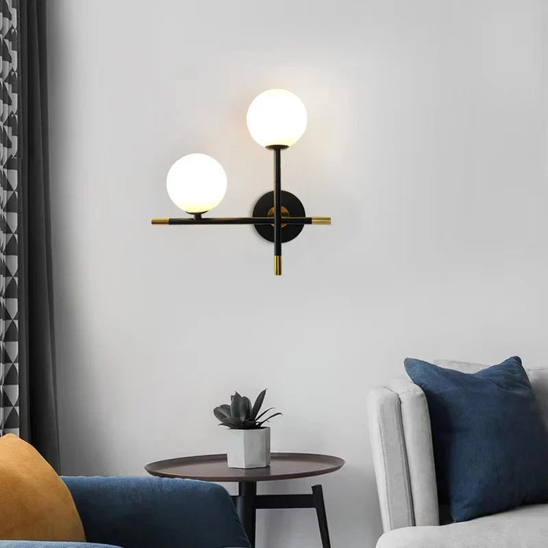 GlowLuxe - Modern LED Vägglampa med Glasskula
