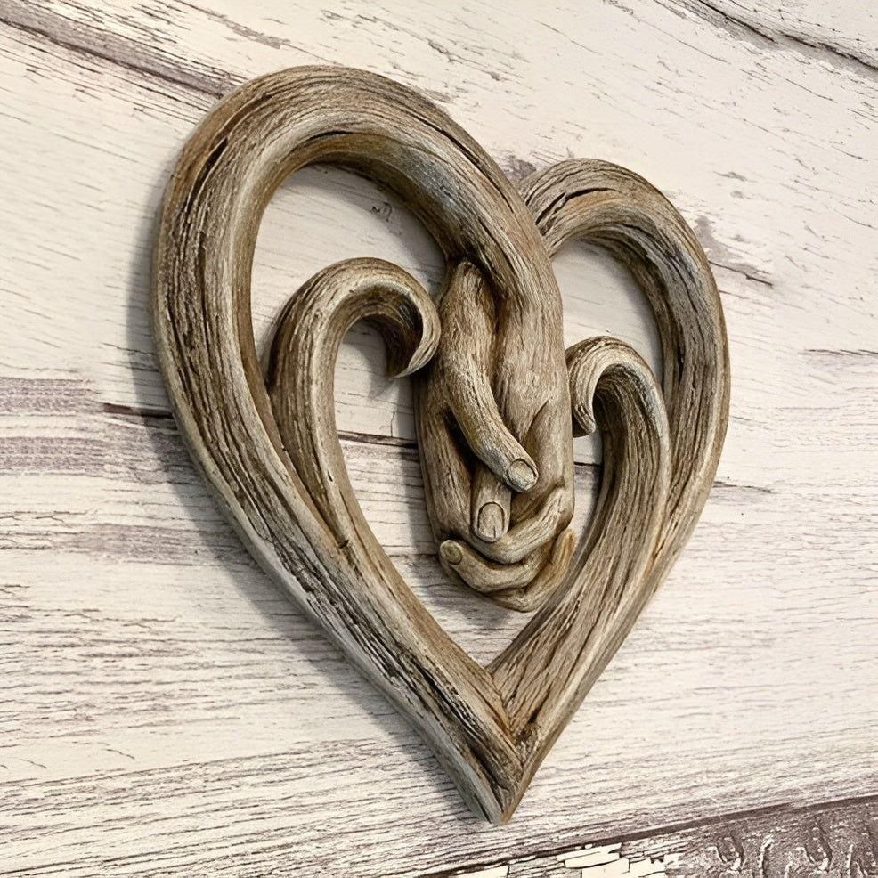 Handshake Embrace - Modern kärleksdekoration i trä för ett lyxigt hem