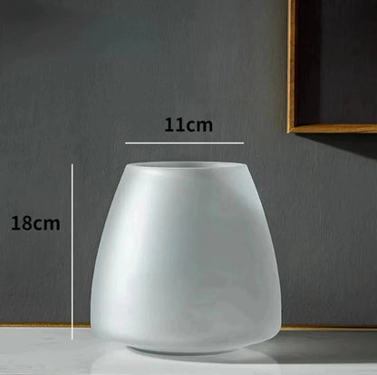 Kaffeefärgad glasvas med frostad yta – Nordic Light lyxstil för din dekoration