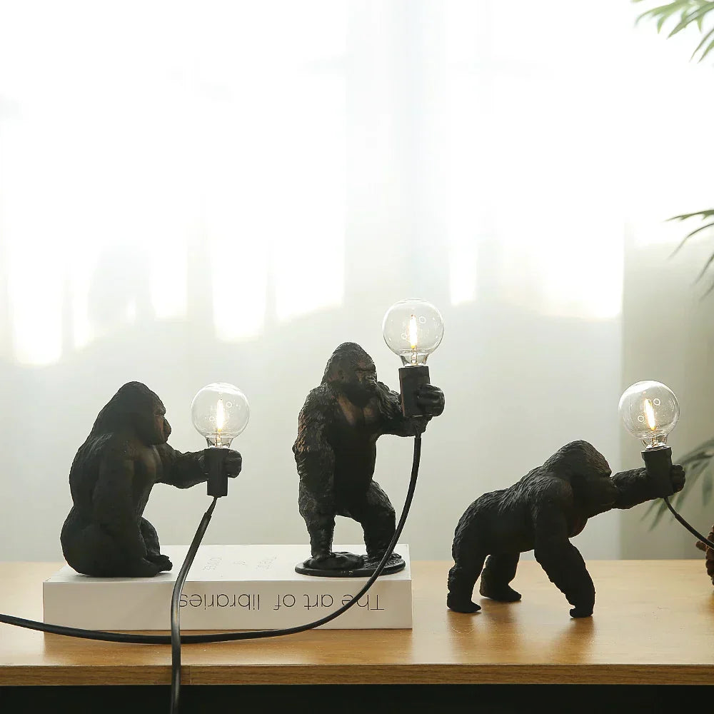 GorillaLux - Unik Gorilla Bordslampa | Modern Djurarmatur med Varm LED Belysning