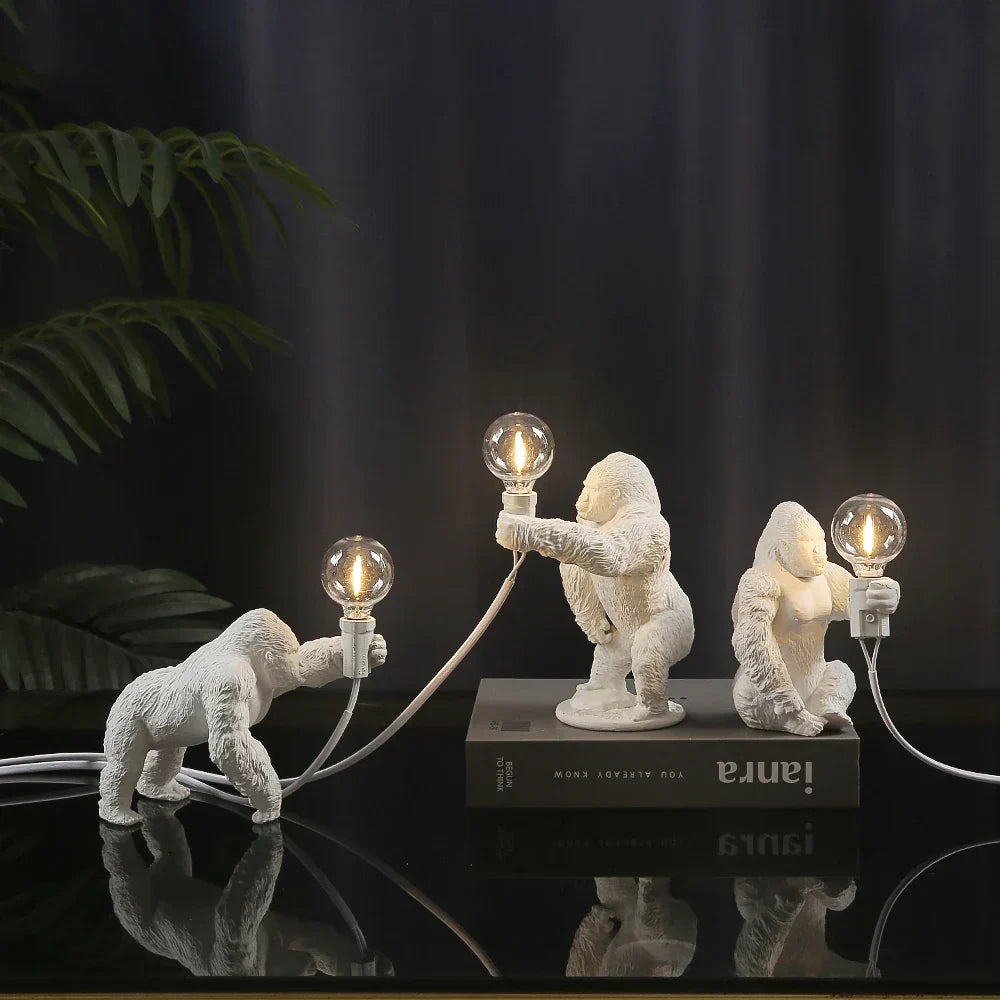 GorillaLux - Unik Gorilla Bordslampa | Modern Djurarmatur med Varm LED Belysning