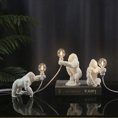 GorillaLux - Unik Gorilla Bordslampa | Modern Djurarmatur med Varm LED Belysning