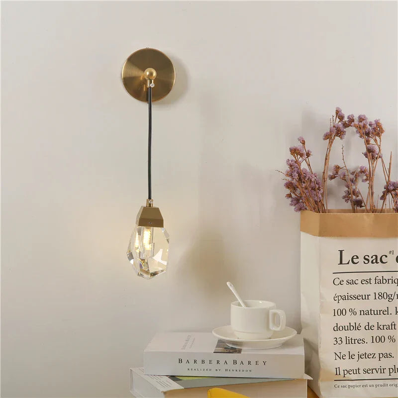 CrystalGlow - Modern Kristall Vägglampa i Minimalistisk Design