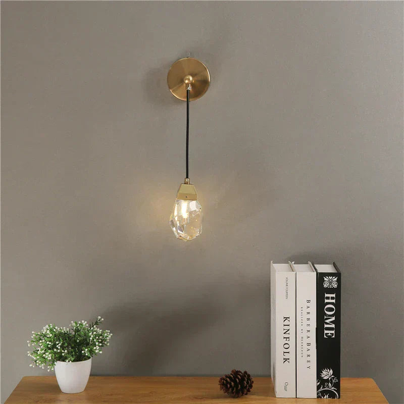 CrystalGlow - Modern Kristall Vägglampa i Minimalistisk Design