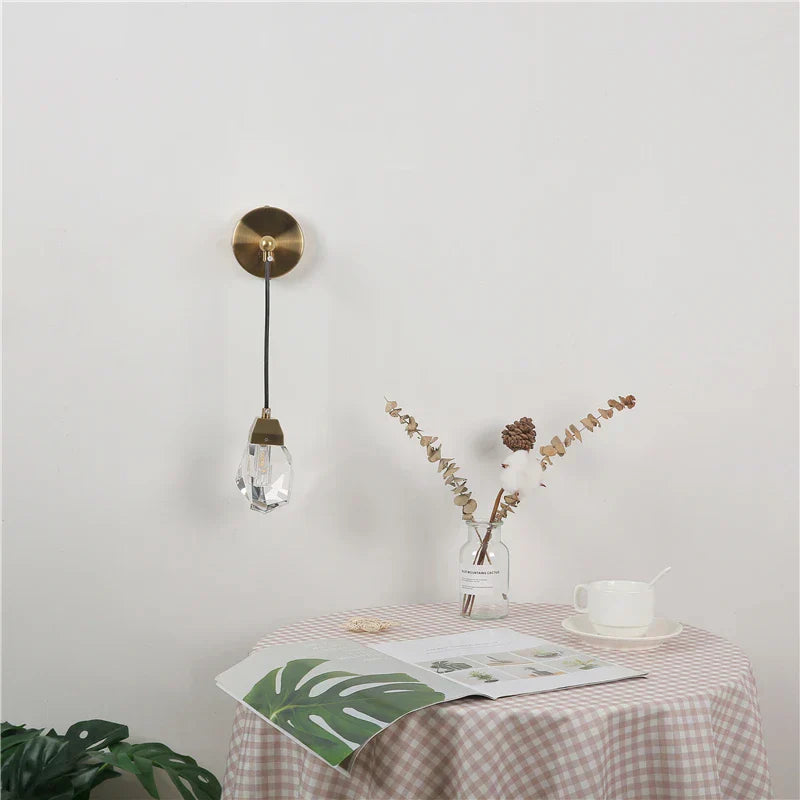 CrystalGlow - Modern Kristall Vägglampa i Minimalistisk Design