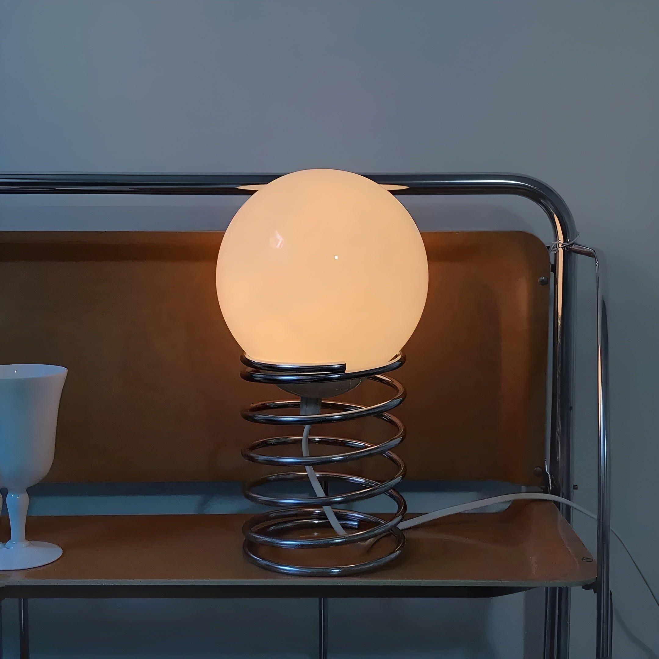 Spring Moon Glow - Elegant och minimalistisk måne på vår bordslampa