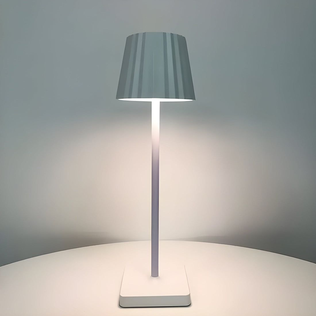 Arlo Trådlampa | Touch Control &amp; USB Laddning för Vardagsrum