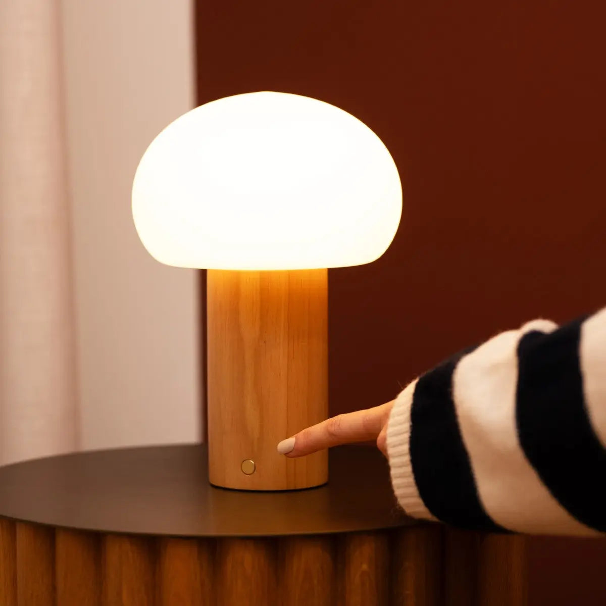 Lumari Senso | Dimbar bordslampa i trä och glas med batteri