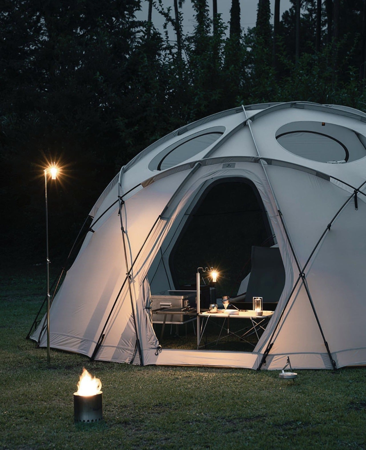 Bärbar LED-lampa med USB-laddningsport och olika ljusinställningar