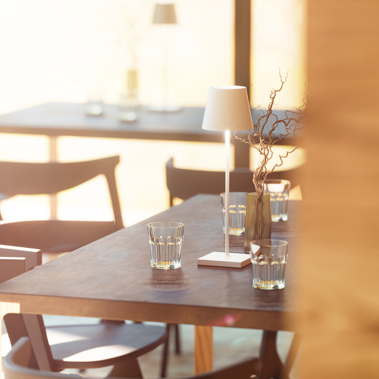 Lång bordslampa med dimbar belysning