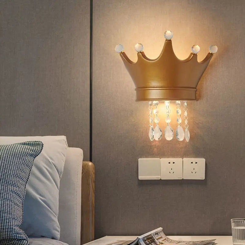 RoyalGlow - Kroon Vägglampa med Kristaller – Elegant LED-Lampa