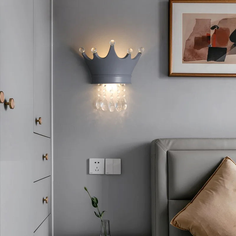 RoyalGlow - Kroon Vägglampa med Kristaller – Elegant LED-Lampa