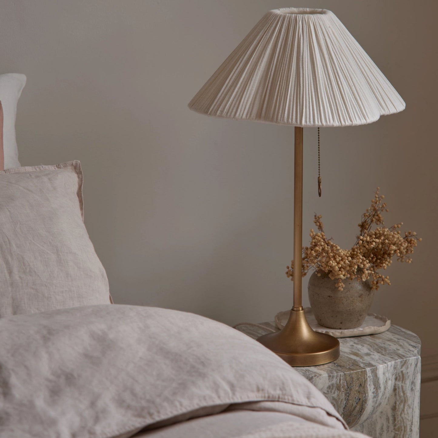 Lindi Bords lamp | Elegant Sänglamp | Åldrad mässing & Linne | 24" Höjd | Brick by Brick